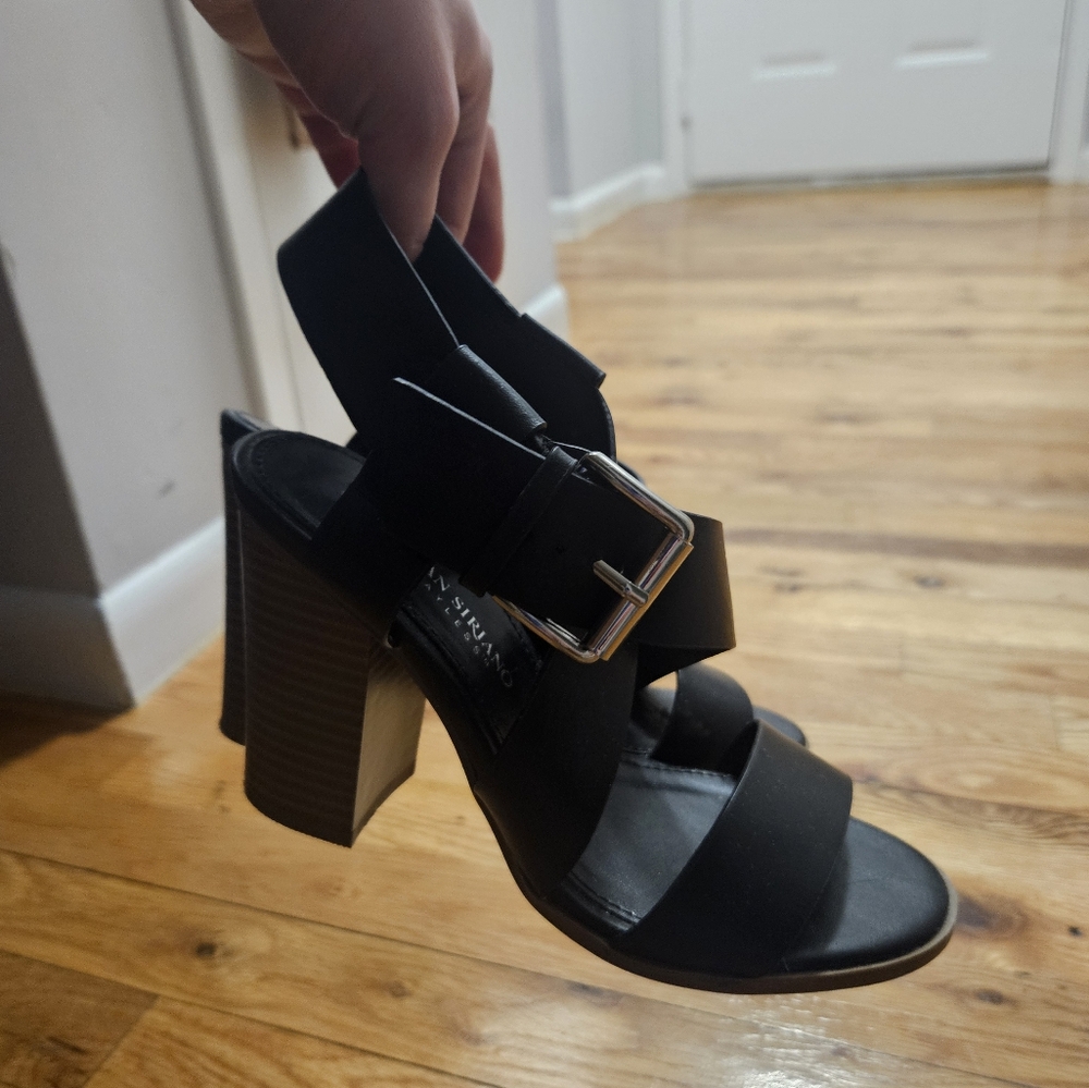 Christian Siriano Black strappy sandal wooden block heels w/ buckle, womens 5